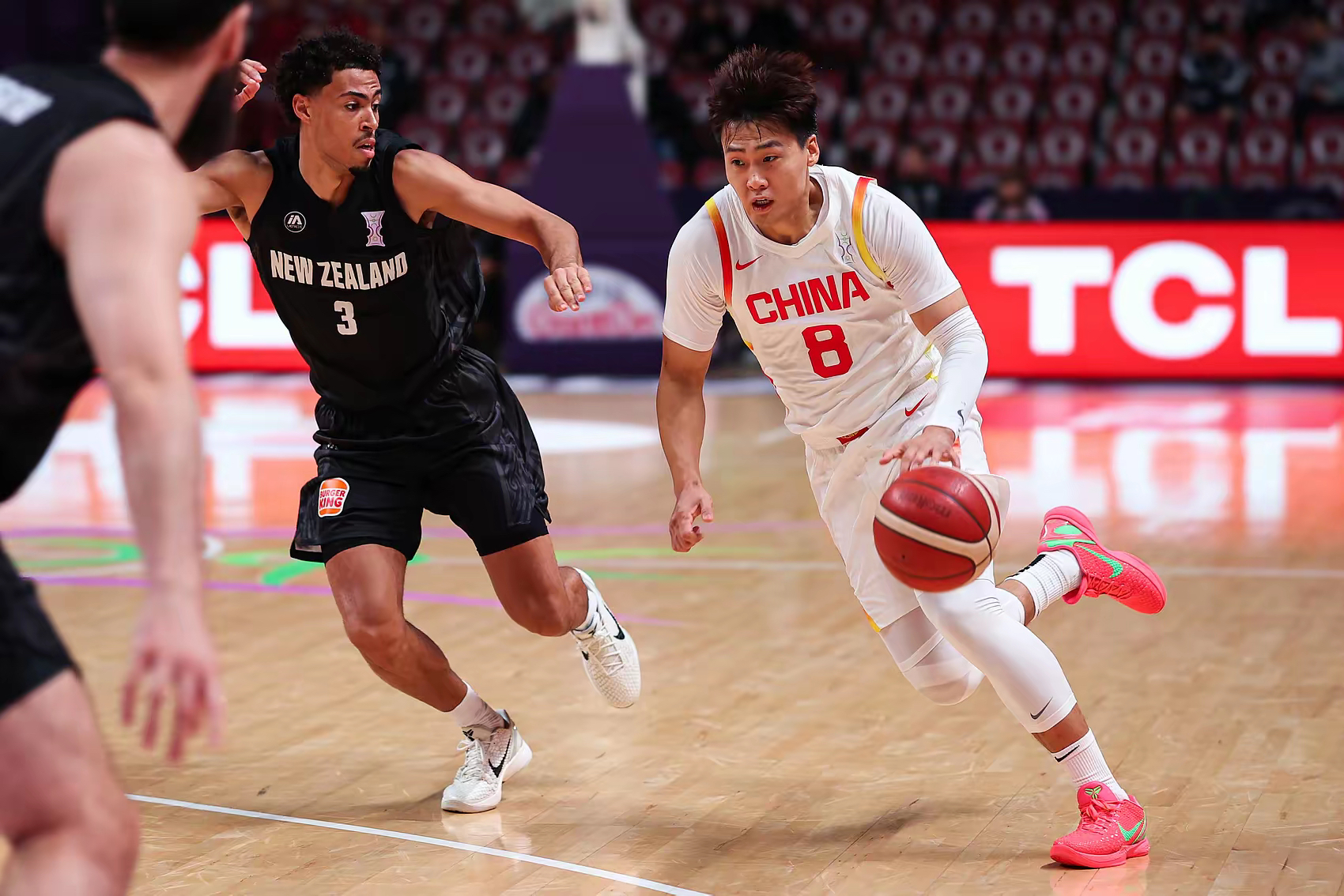 黄蜂强势南韩男篮，拉文制霸全场